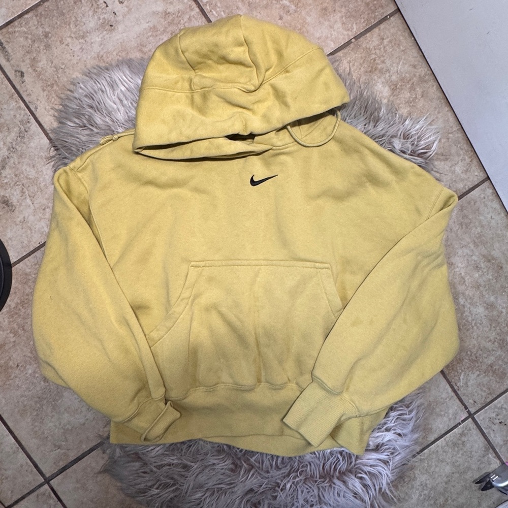 Nike woman’s mustard crop
